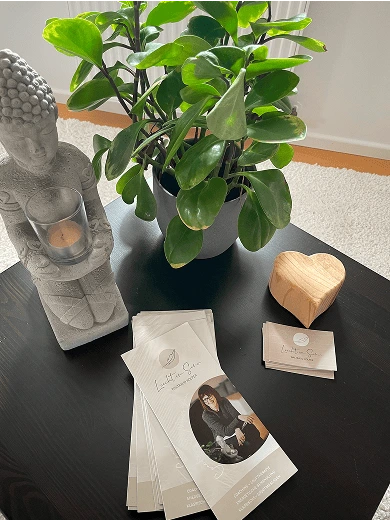 tisch mit Blumen und Flyern